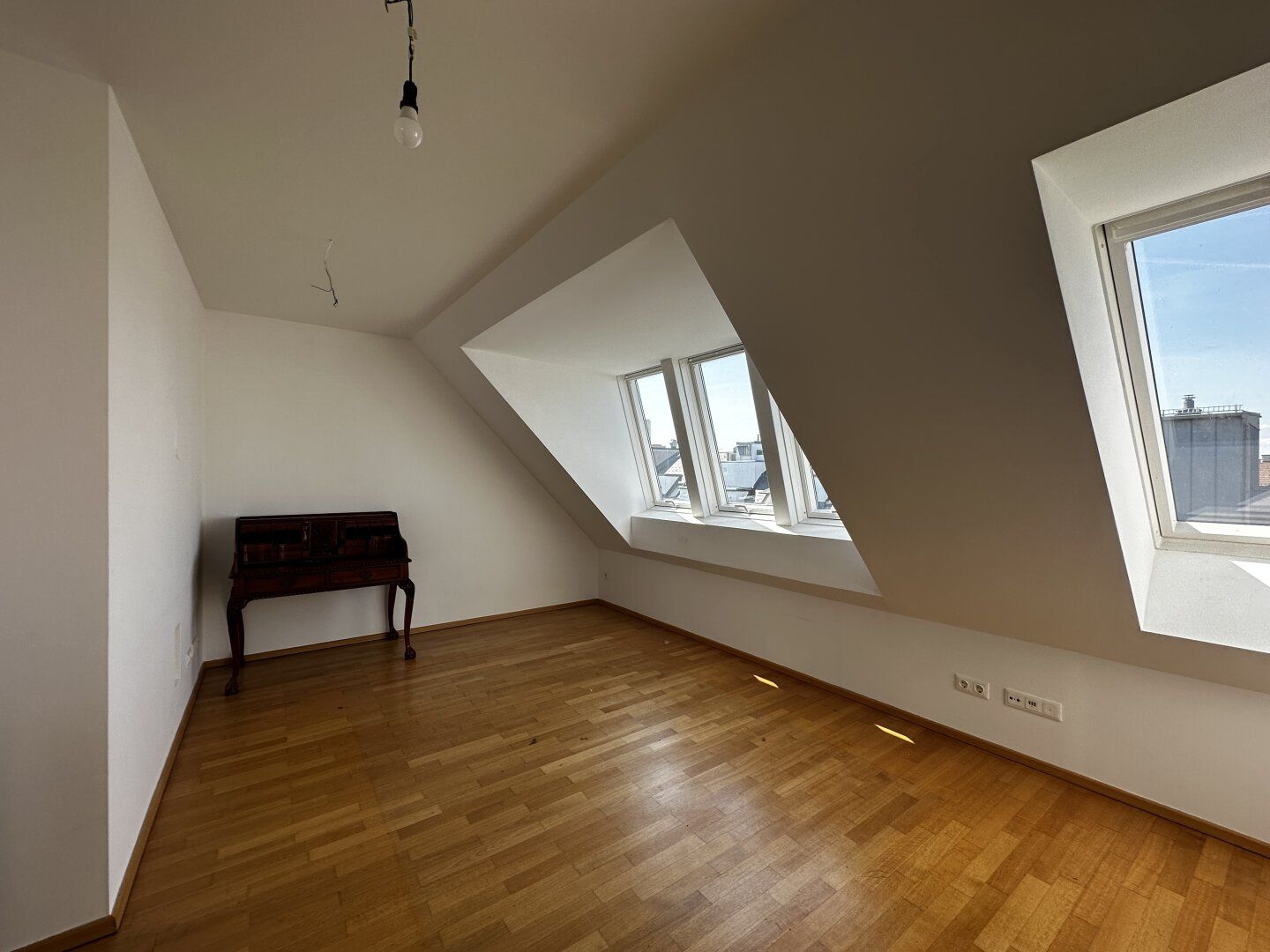 Helle Dachgeschoßwohnung mit großer Terrasse in 1200 Wien