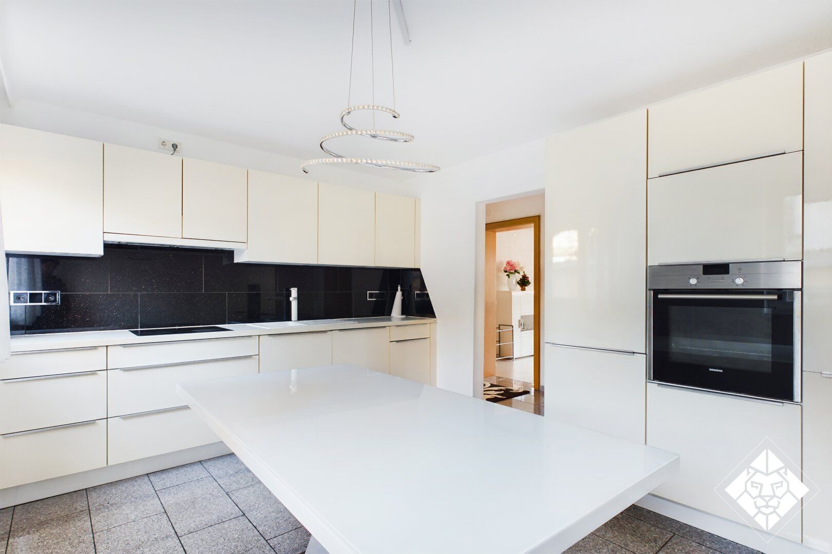 Ruhige Innenstadtlage mit Bahnhofsnähe - 3-Zimmer-Wohnung mit Garage und 4 % Mietrendite