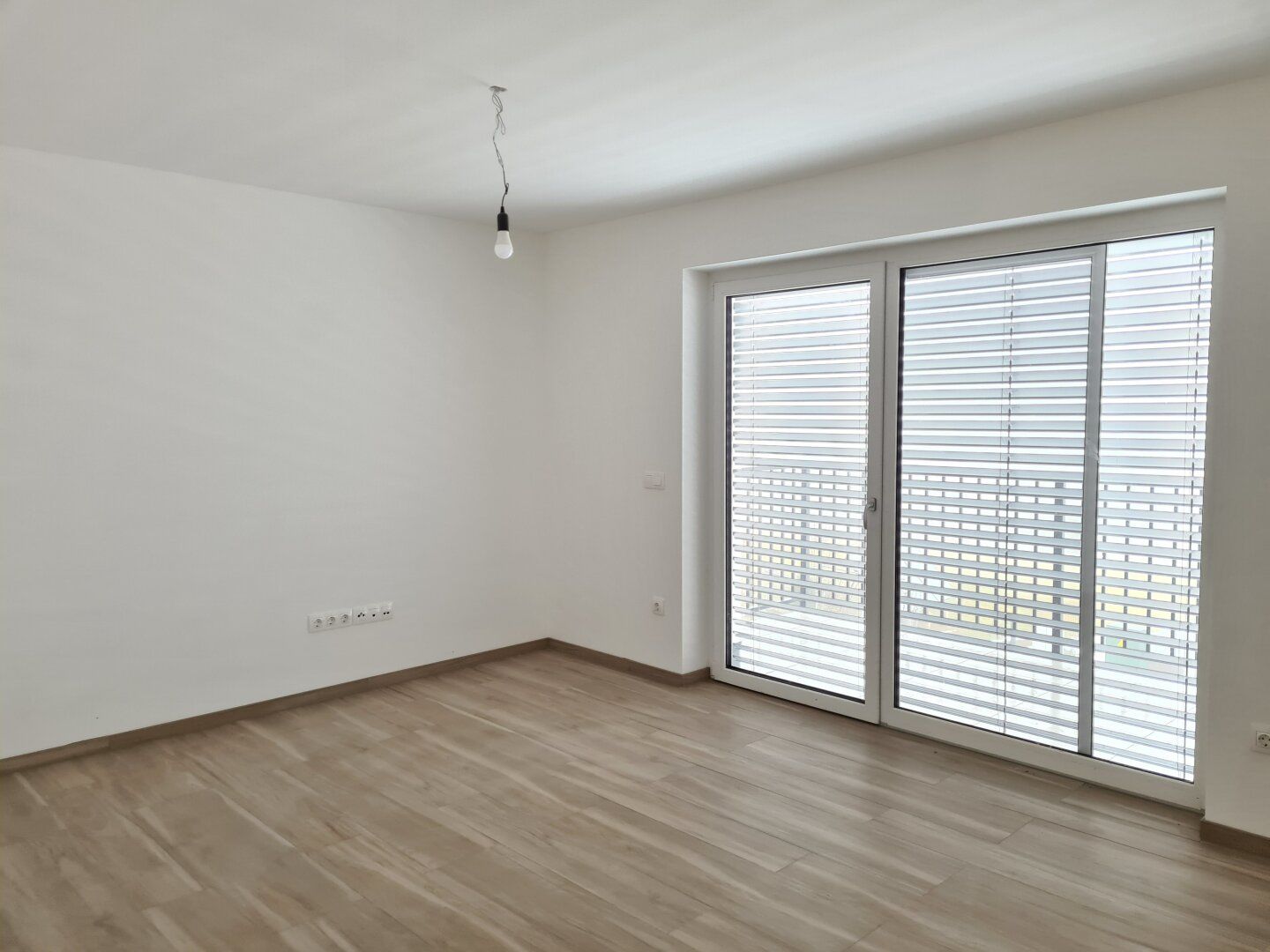 Helle Mietwohnung im 1.OG in absoluter Ruhelage mit Freisicht samt Ostbalkon, Loggia, Carport mit Abstellraum und Parkplatz.