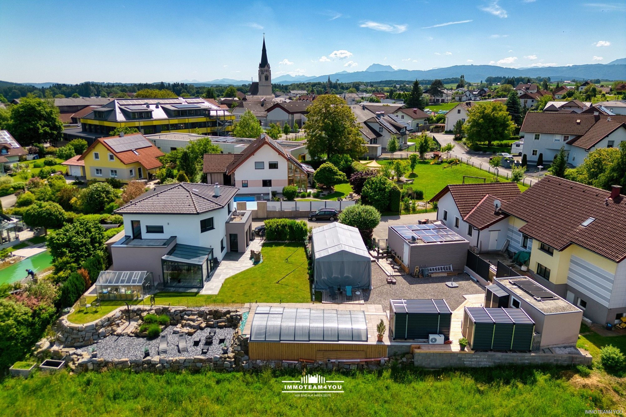 Hey Schatz, bald wohnen wir modern mit Pool und Sommergarten in der Nähe vom Attersee!