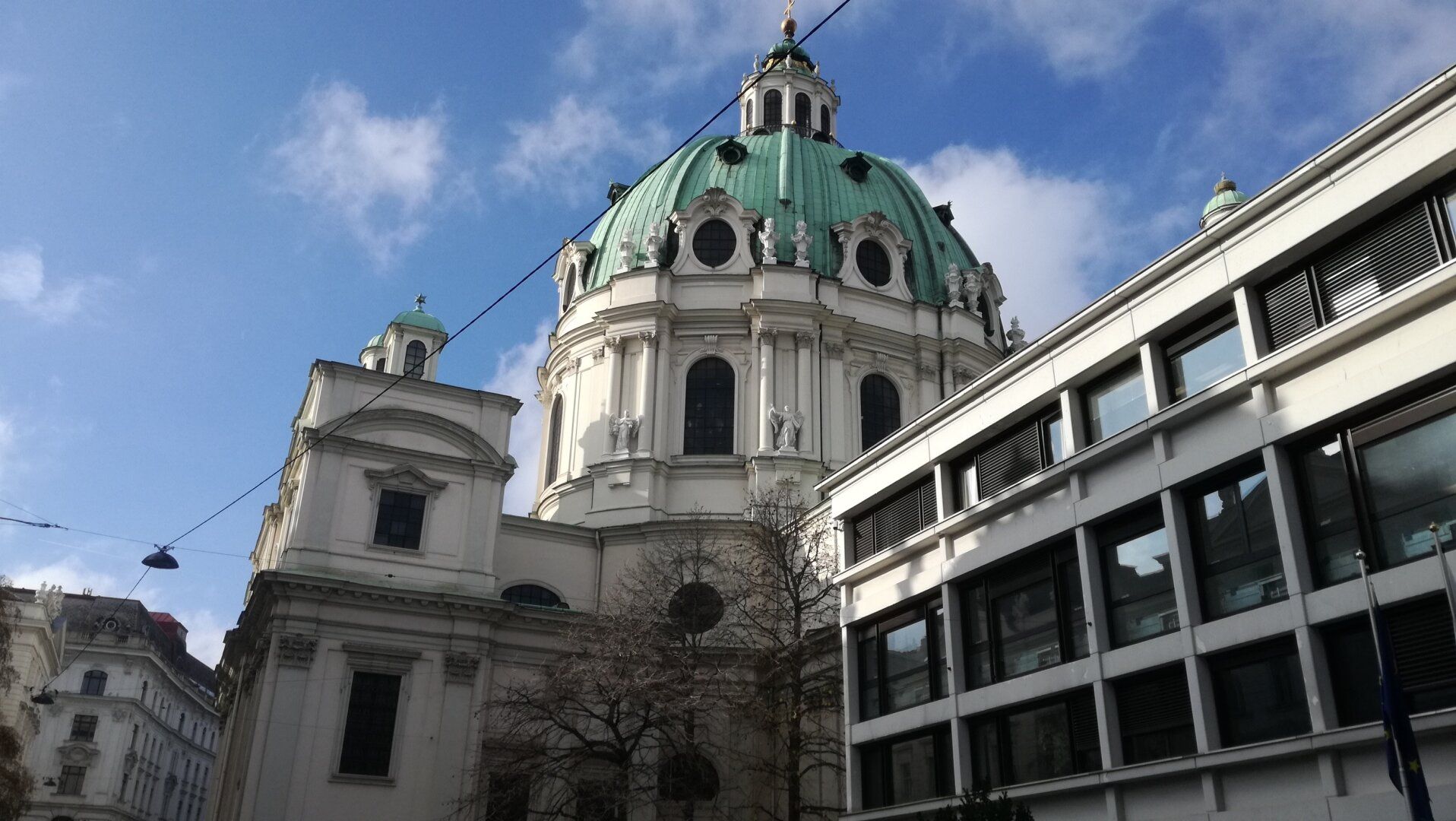 Single-Wohnung mit eigenem Balkon und Gemeinschaftsdachterrasse beim Karlsplatz!