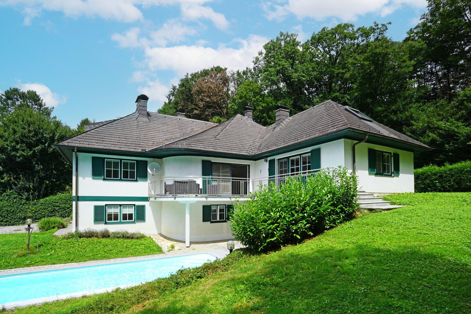 Repräsentative Villa mit Pool und Wellnessbereich in sonniger Waldrandruhelage