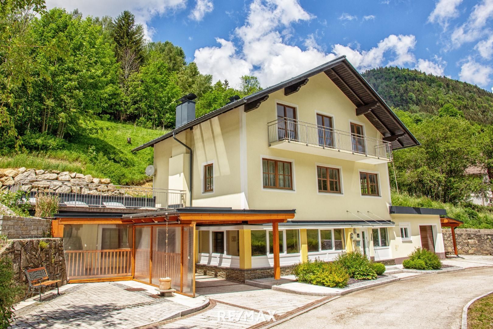 Vielseitiges Wohnhaus in idyllischer Umgebung auch perfekt als Mehrfamilienhaus geeignet! Angebotsverfahren!