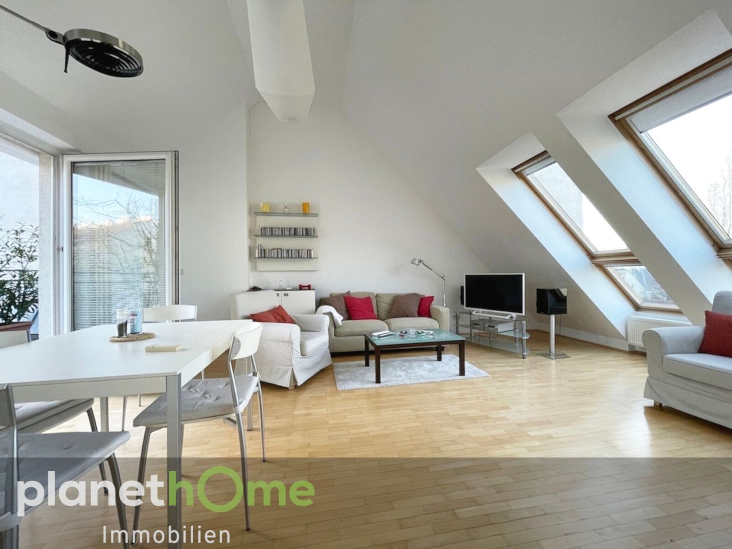 Mitten im 7.: Super-Dachwohnung mit Terrasse in Grünruhelage