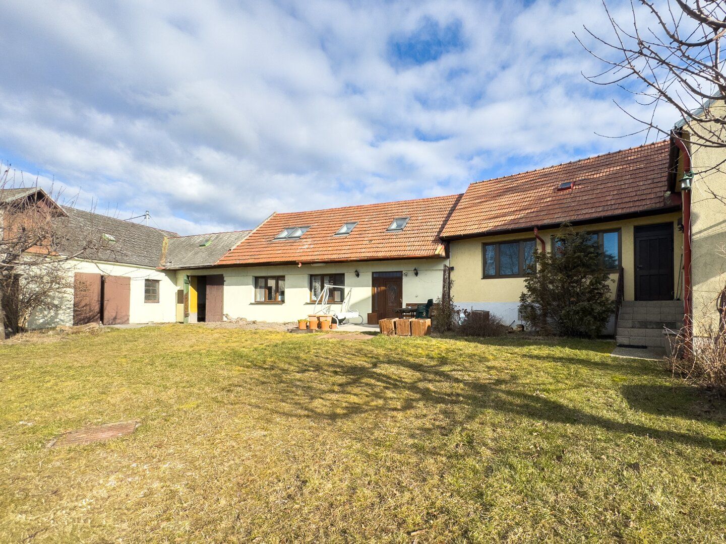 DREIKANTHOF IN ZENTRALER GRÜNLAGE - 1.300 m² Grundfläche - 180 m² Scheunen