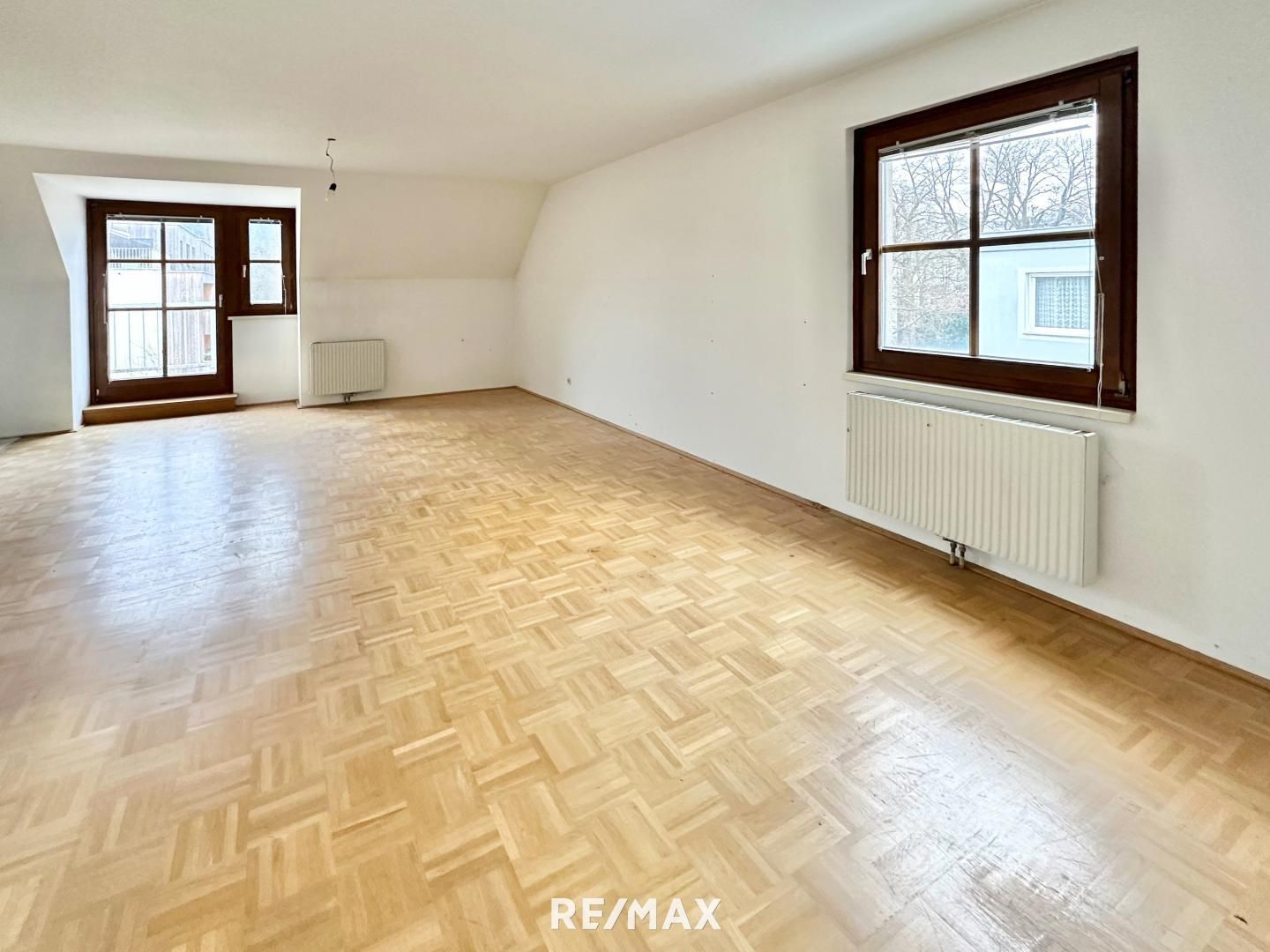 Dachgeschoßwohnung mit Terrasse, Wald dahinter, Garage