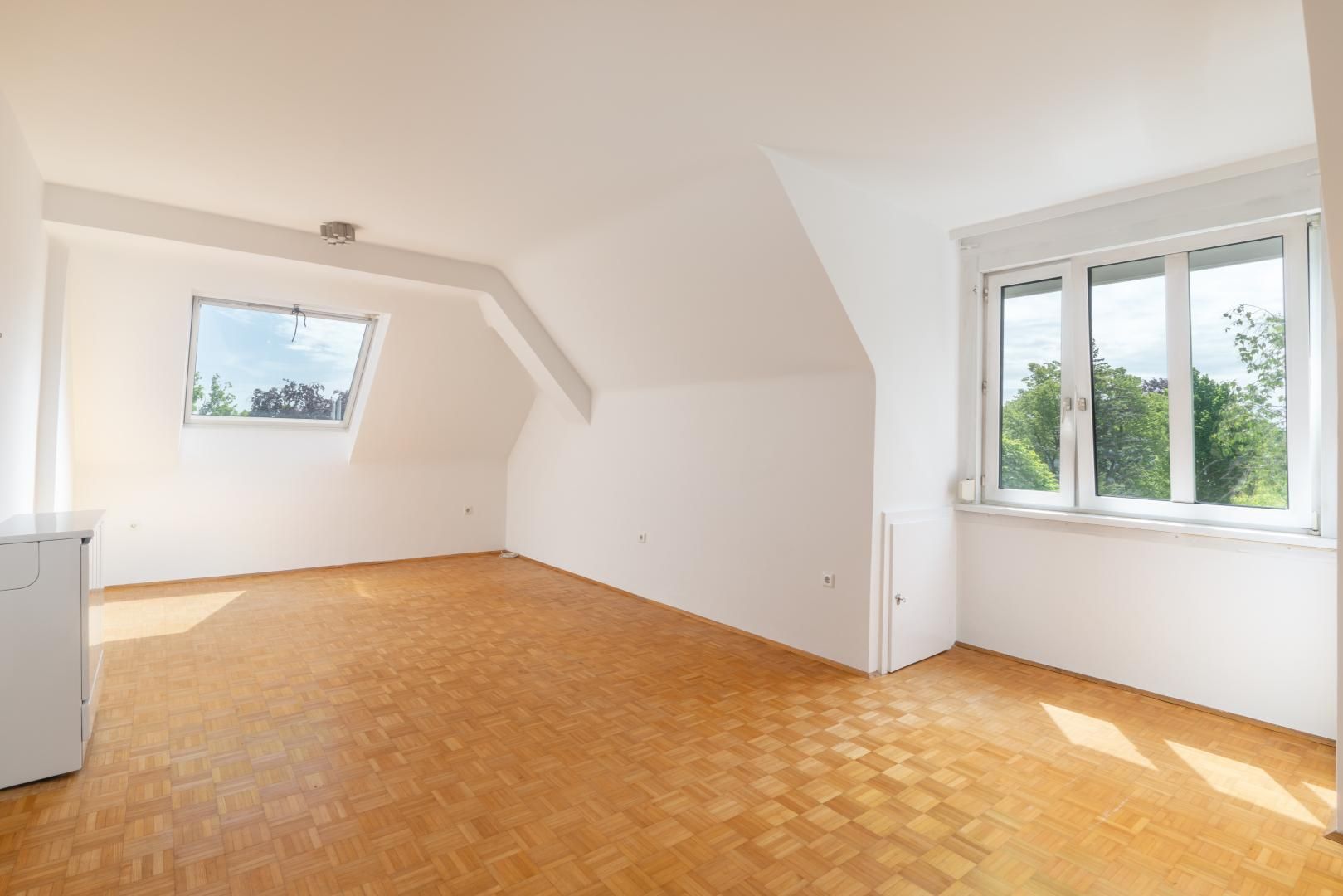 Grosszügige 2 Zimmer DG Wohnung mitten im Grün des Cottage - für Sportliche
