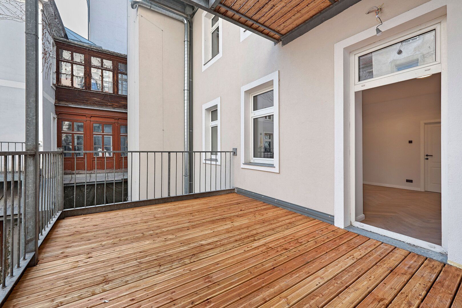 SANIERTER ALTBAU mit großem BALKON! Zwei-Zimmer-Erstbezug mit optimalem Grundriss