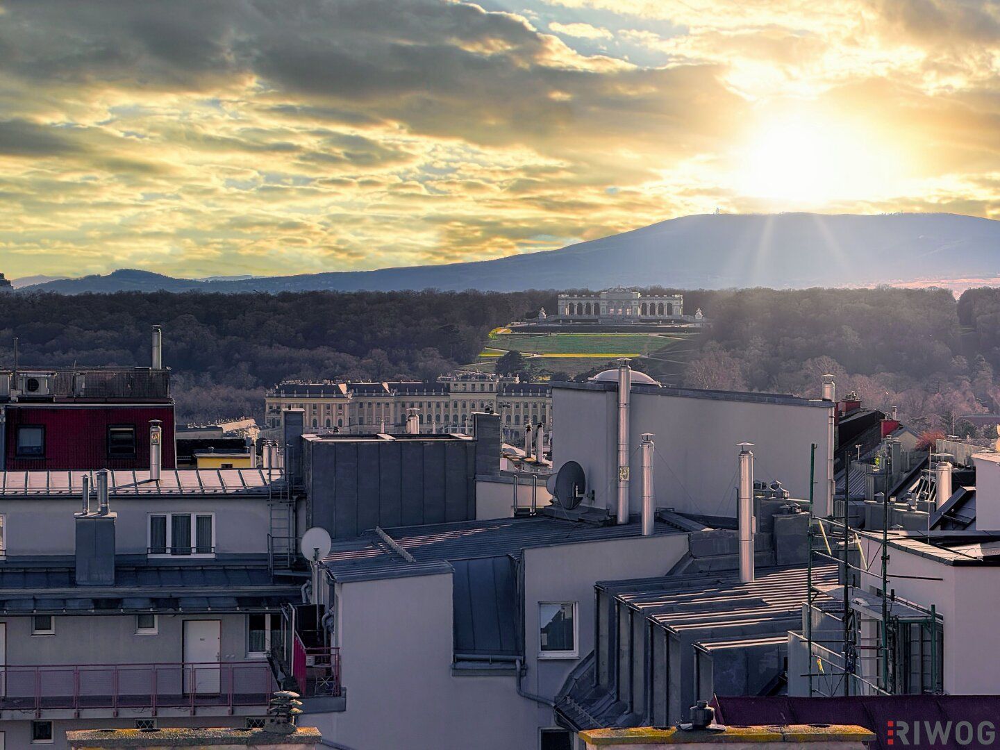 3-Zimmer Dachgeschoss-Maisonette Wohnung mit Balkon und südseitiger Innenhofterrasse | Schönbrunn-/Glorietteblick | Fernwärme | ERSTBEZUG