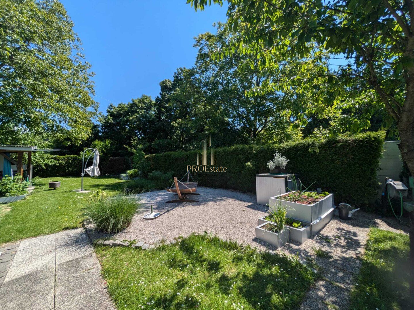 Mehrfamilienhaus mit Potenzial in Ansfelden: 240 m² WNF, Doppeltgarage und großer Garten!