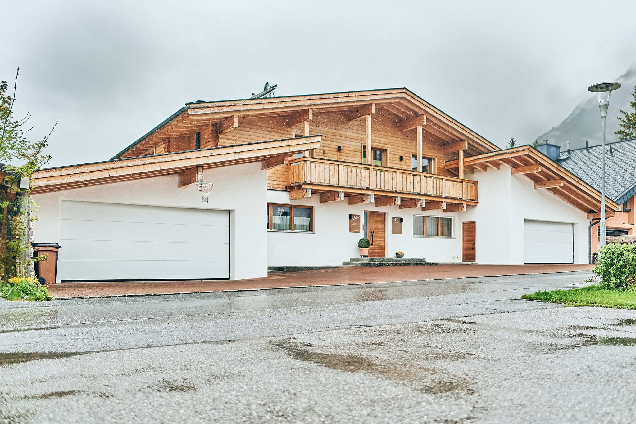 Außergewöhnliches Zweifamilienhaus in Leutasch: 296 m² + Büro + 2 Doppelgaragen + Pool
