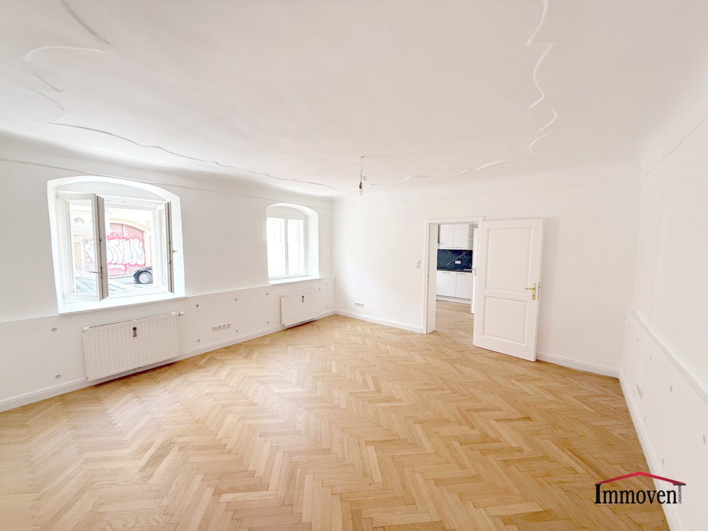 Gepflegte 2-Zimmer-Altbauwohnung, komplett neu saniert, in zentraler Lage