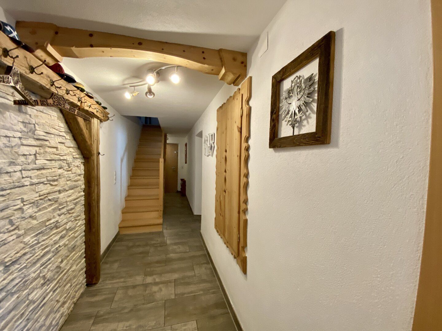 Rarität ! Mehrfamilienhaus/Bauernhaus mit zwei separaten Wohnungen, Garage und viel Platz im wunderschönen Götzens!