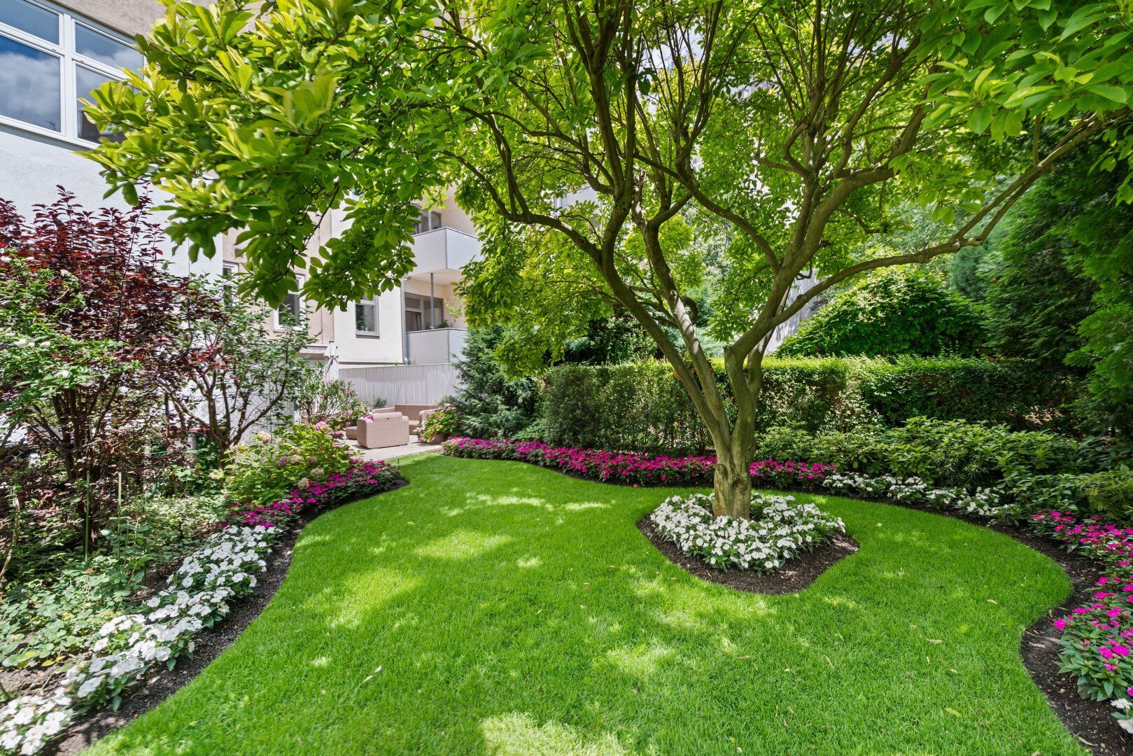 Großzügige Gartenwohnung mit eigenem Pool, 25m² Souterrain und 100m² Eigengarten