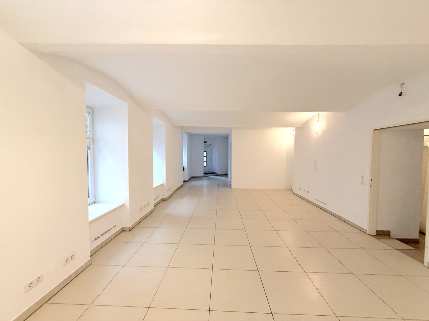 Ebenerdiges Büro mit straßenseitigem Zugang zu vermieten - Ansicht 5