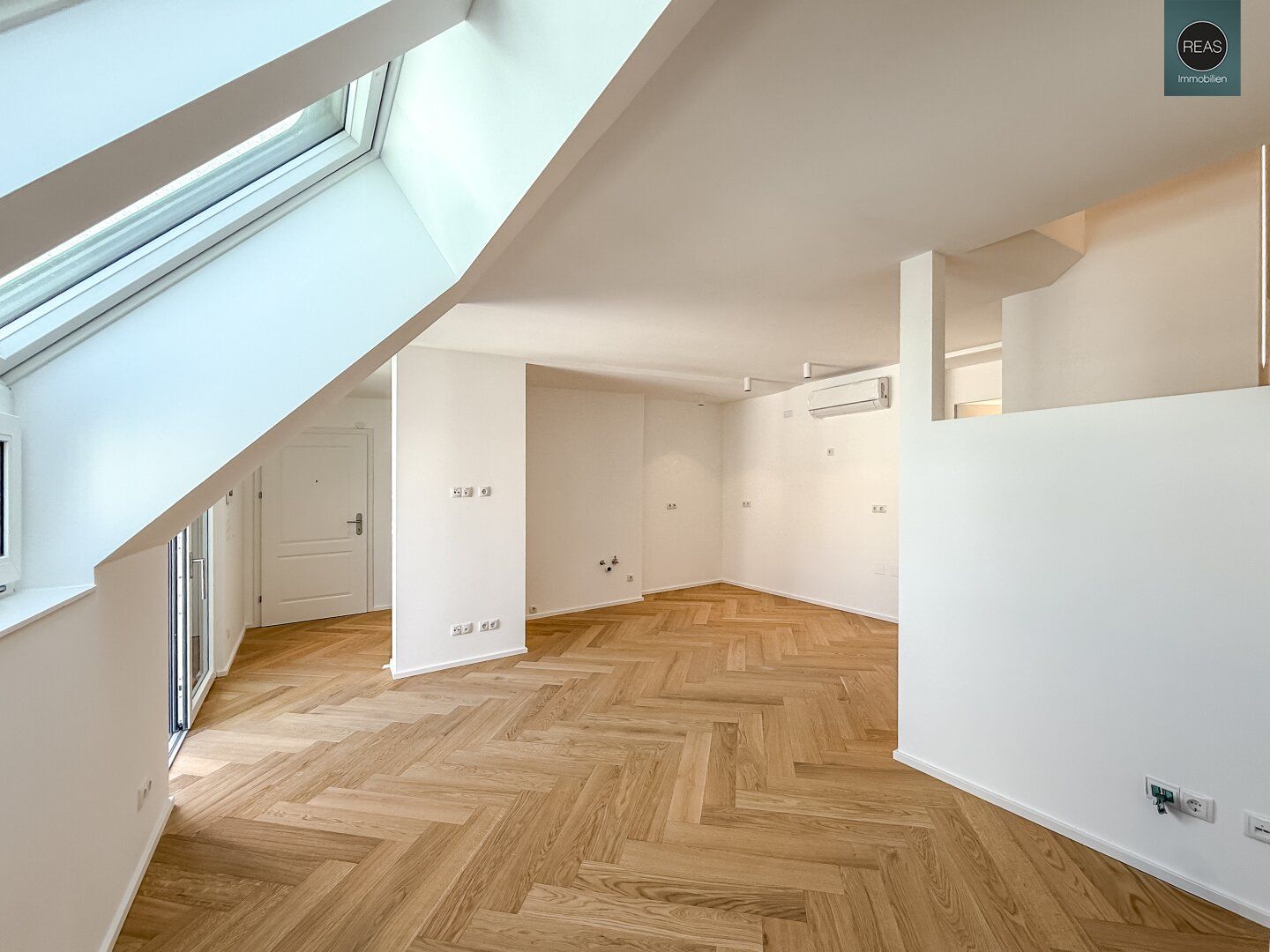 Elevate 1090 - Erstbezug: Luxus Dachgeschoss - Maisonette Wohnung (klimatisiert) mit Balkon und Terrasse nahe U6 Alser Straße, AKH!
