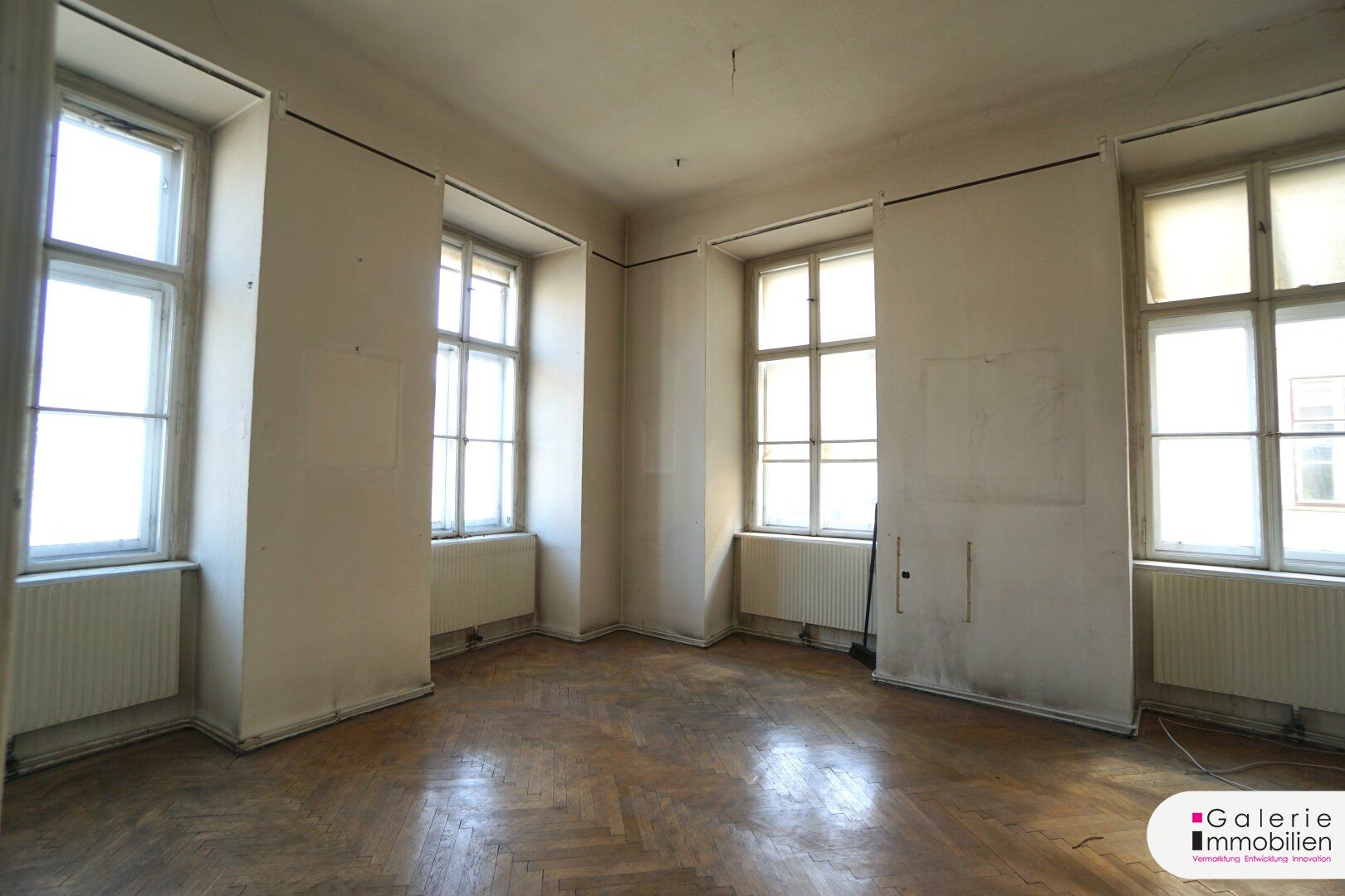 Naschmarkt - sonnige, sanierungsbedürftige Eckwohnung