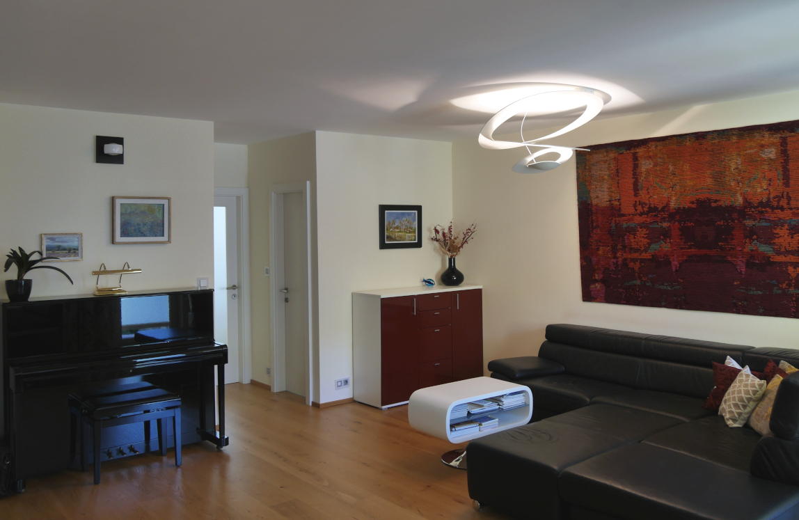 Sonnige großzügige 5 Zimmer Wohnung mit Balkon und Einzelgarage