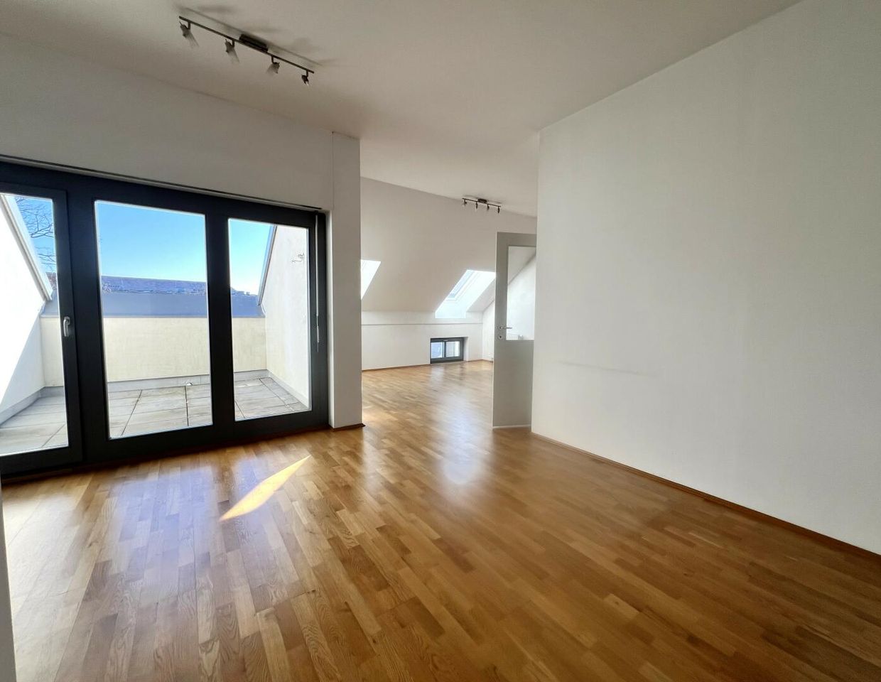 Exklusive Dachgeschoss-Wohnung in Top-Lage mit Terrasse und Schlossbergblick! ++Videorundgang++
