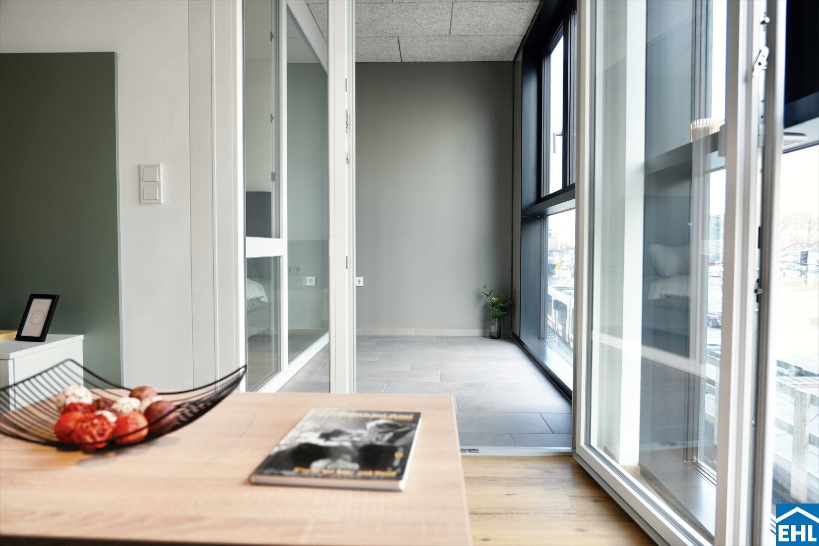 Top-2-Zimmer-Wohnung im High Five Tower - Mit Loggia, Einbauküche und hervorragender Verkehrsanbindung!