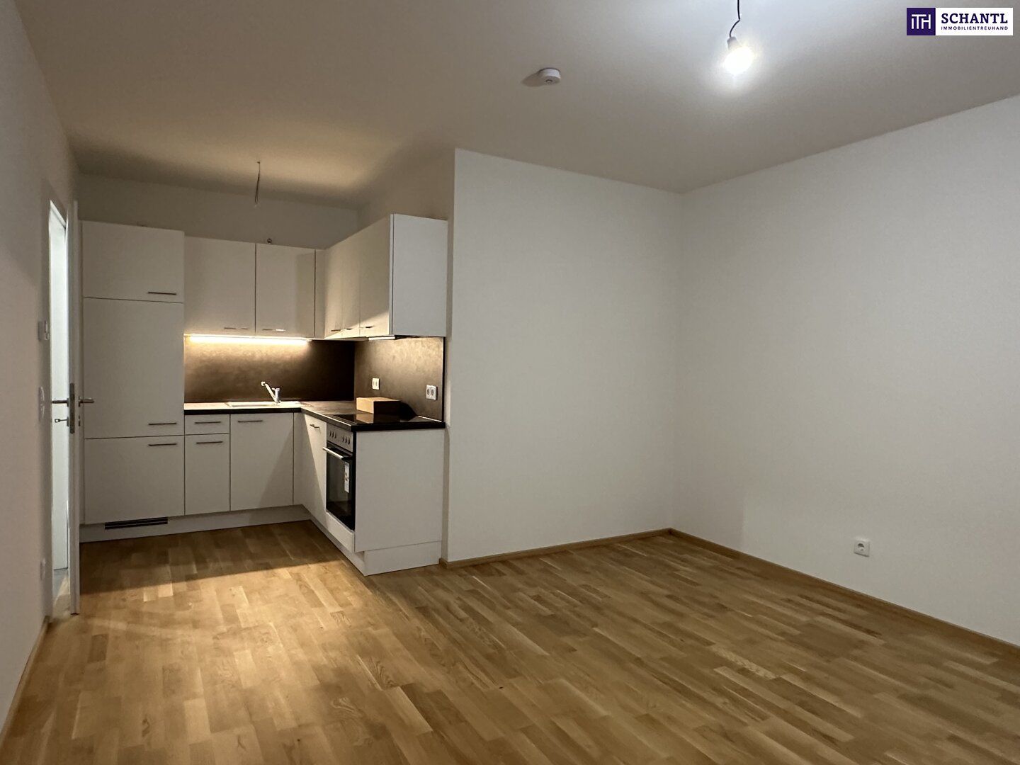 HERRLICHE Neubauwohnung mit Balkon im 1. Obergeschoss - Erstbezug mit exklusiver Ausstattung, Tischlerküche und Tiefgaragenplatz.