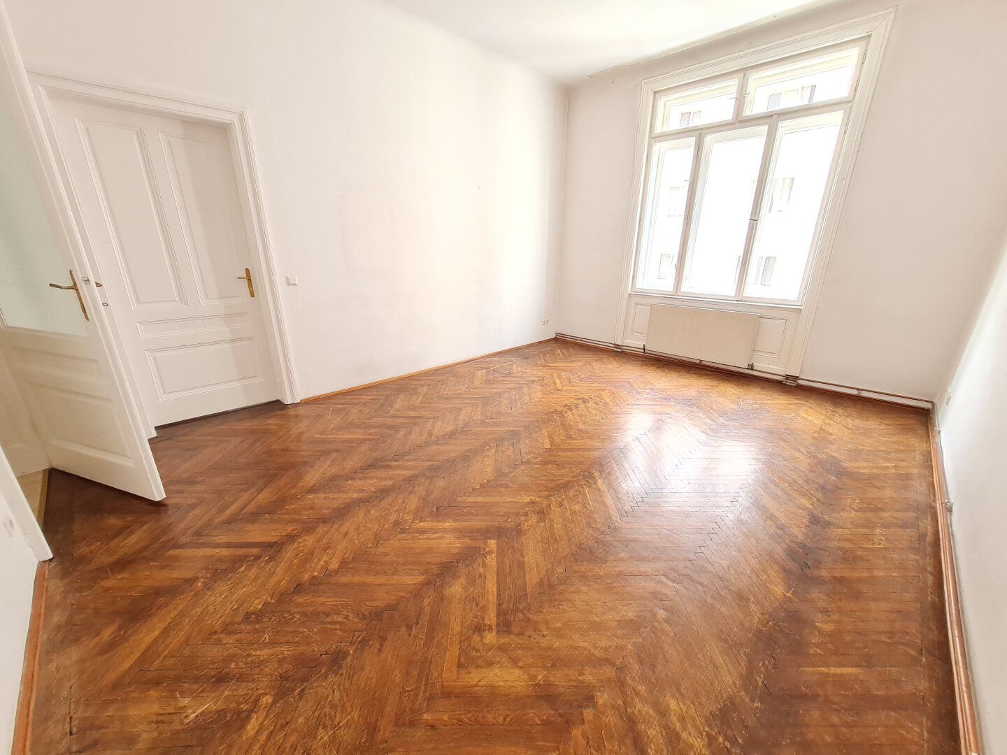 2,5 ZIMMER ALTBAUWOHNUNG NÄHE RENNWEG u. FASANGASSE! RENOVIERUNGSBEDÜRFTIG!