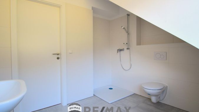 Badezimmer mit Fenster und Toilette (Dusc