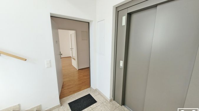 Stiegenhaus mit Lift