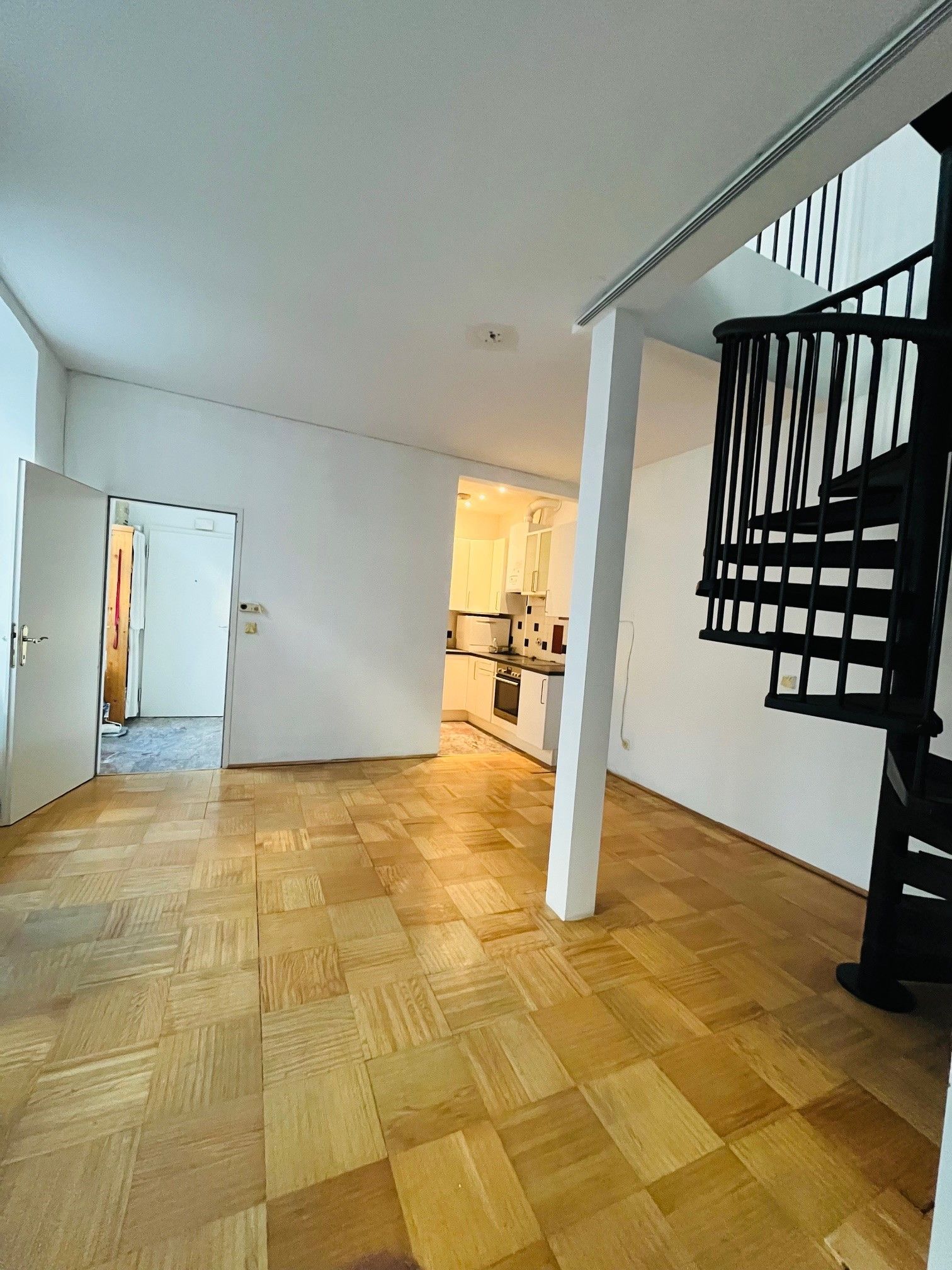 Provisions-frei: Außergewöhnliche Maisonette-Wohnung in Hof-Ruhelage mitten im 7. Bezirk