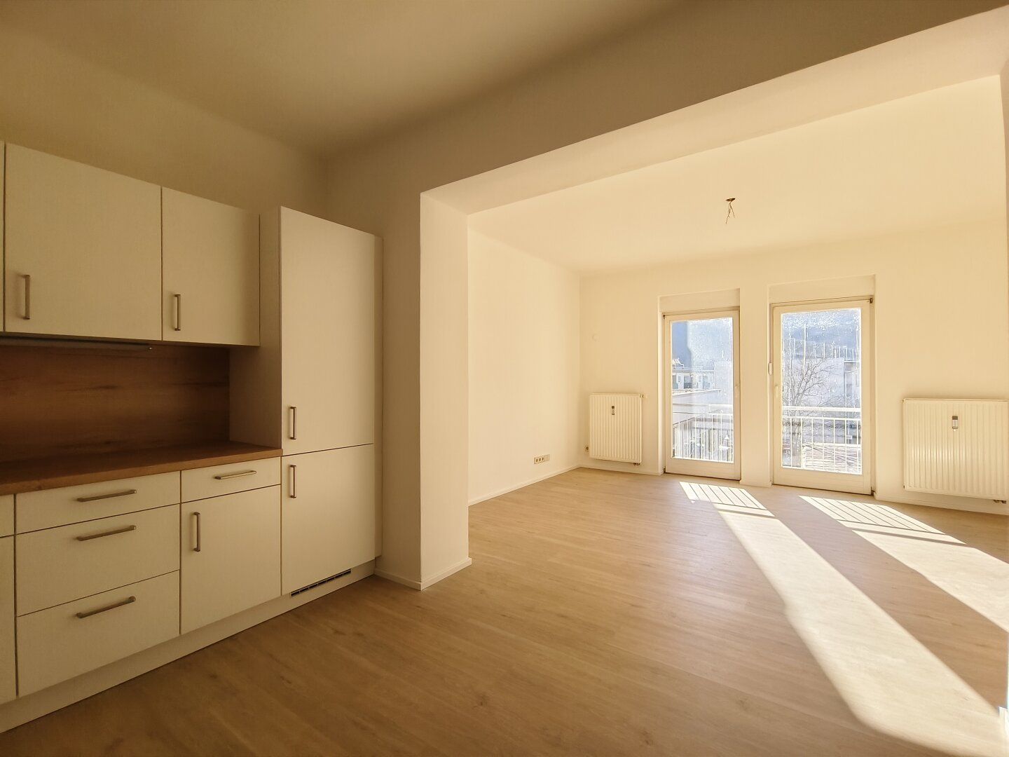 Geräumige Wohnung direkt am Europaplatz mit 1 Schlafzimmer und neuer Einbauküche!
