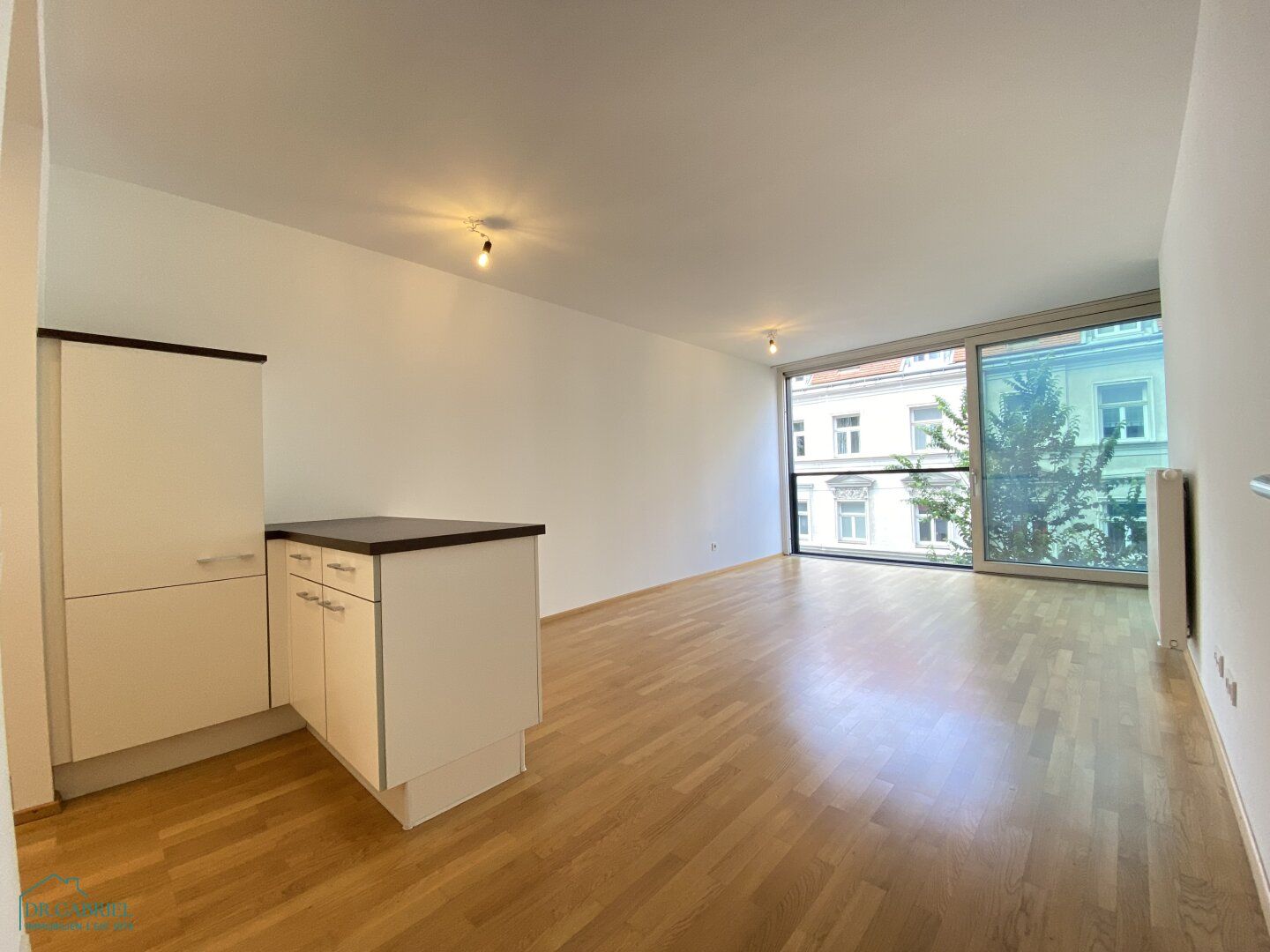 NEUBAUMIETE MIT LOGGIA - NÄHE KANDLGASSE