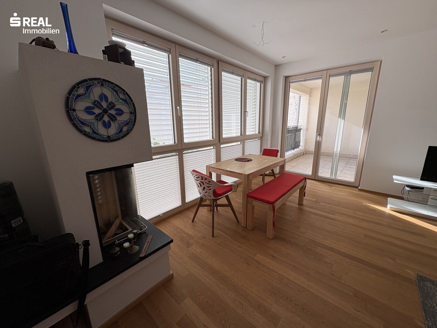 Neuwertige 2-Zimmer-Eigentumswohnung mit Kamin, Loggia und Garage