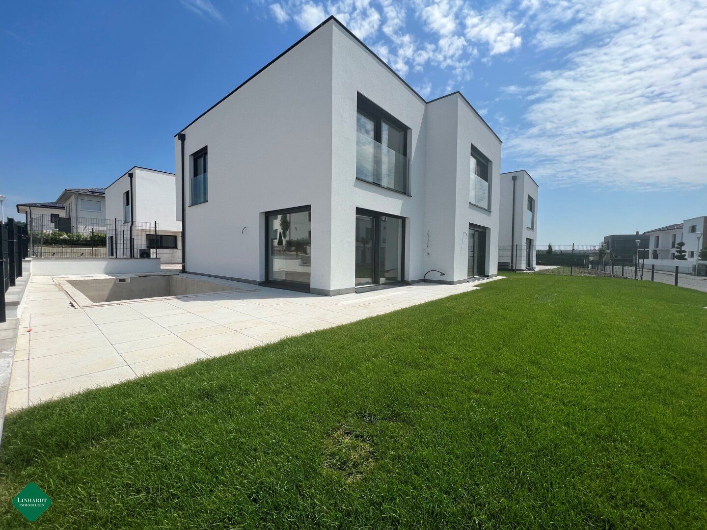 Nur noch 1 Haus verfügbar - Neubau - Modernes Haus mit Pool - Belagsfertig