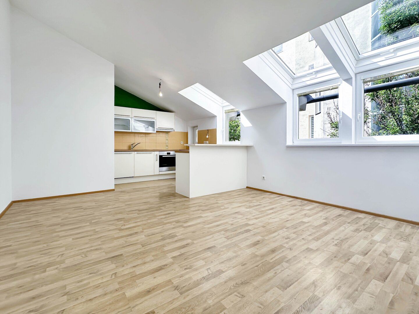 Dachwohnung in Hofruhelage mit Gartenmitbenützung