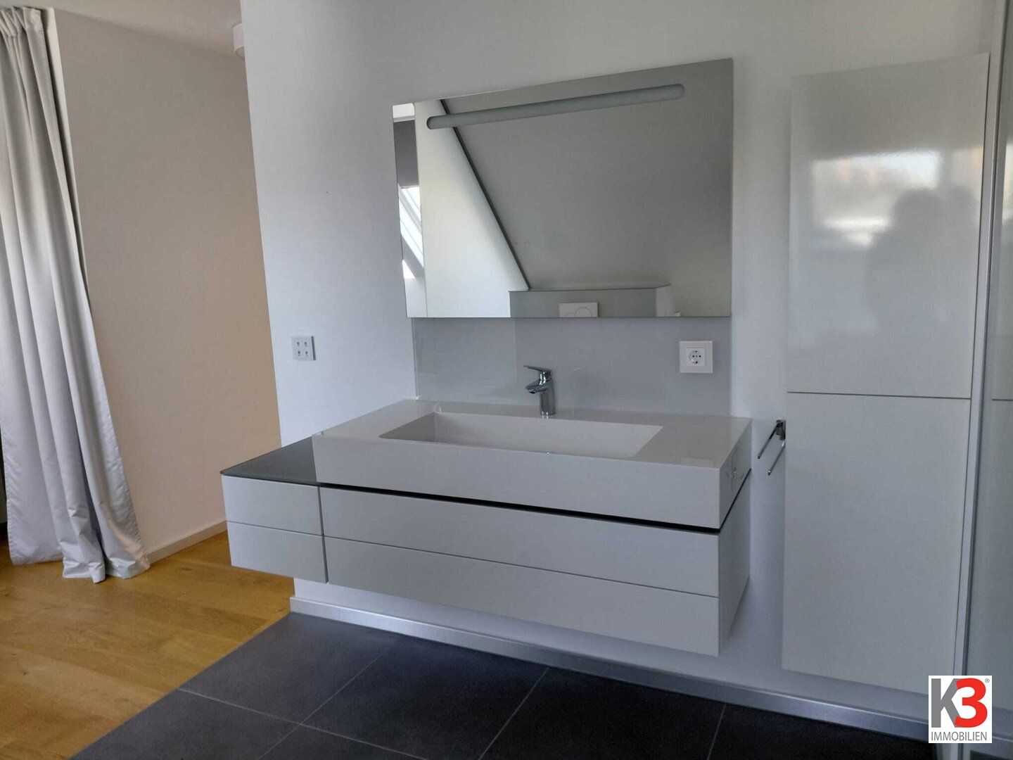 K3 - Dachterrassen- Wohnung mit Parkplatz in angenehmer Wohngegend – další