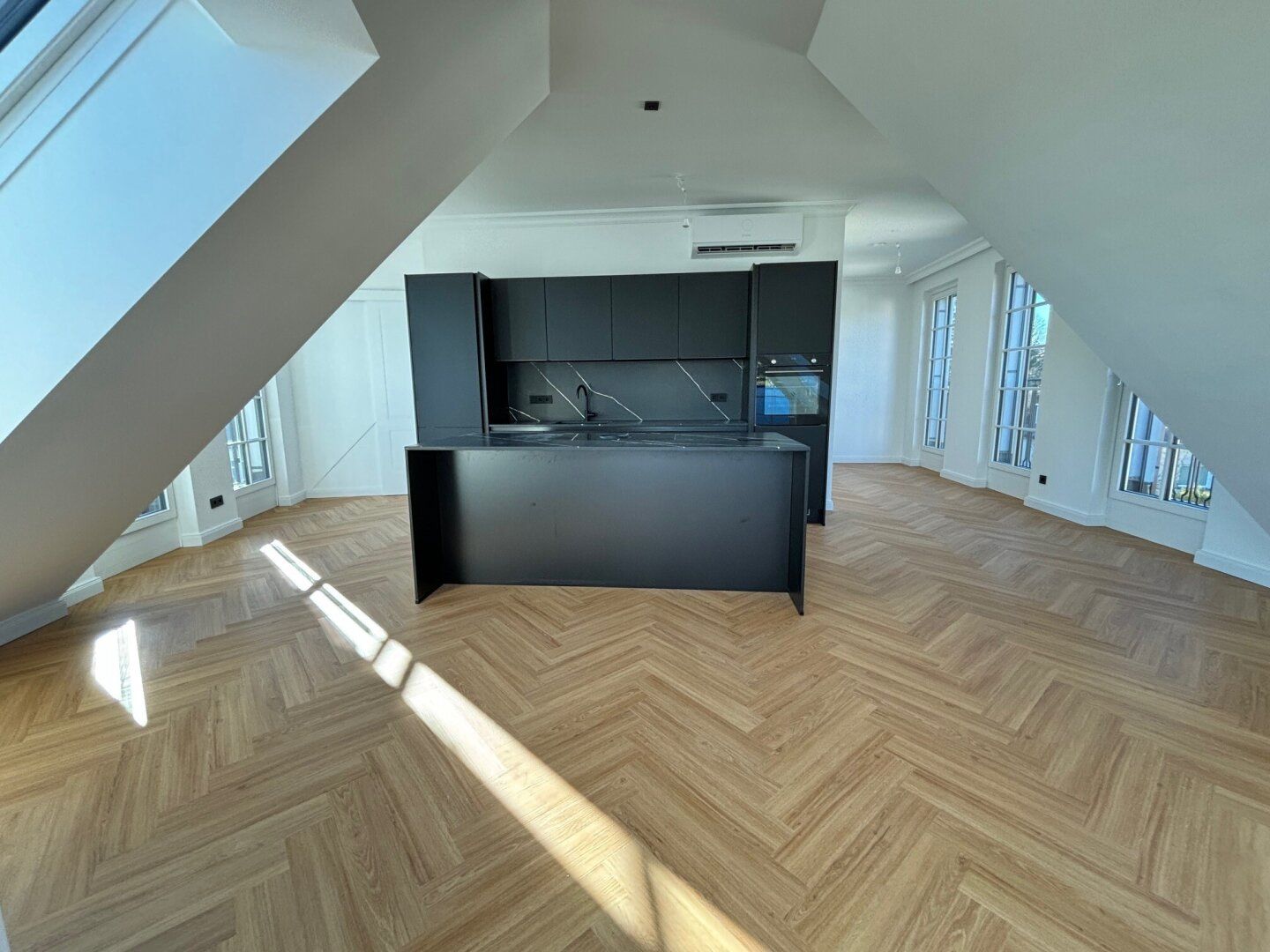 STILVOLLE DACHMAISONETTE MIT 3 TERRASSEN IN NEU ERRICHTETER STILVILLA + GARAGE 1180 Wien