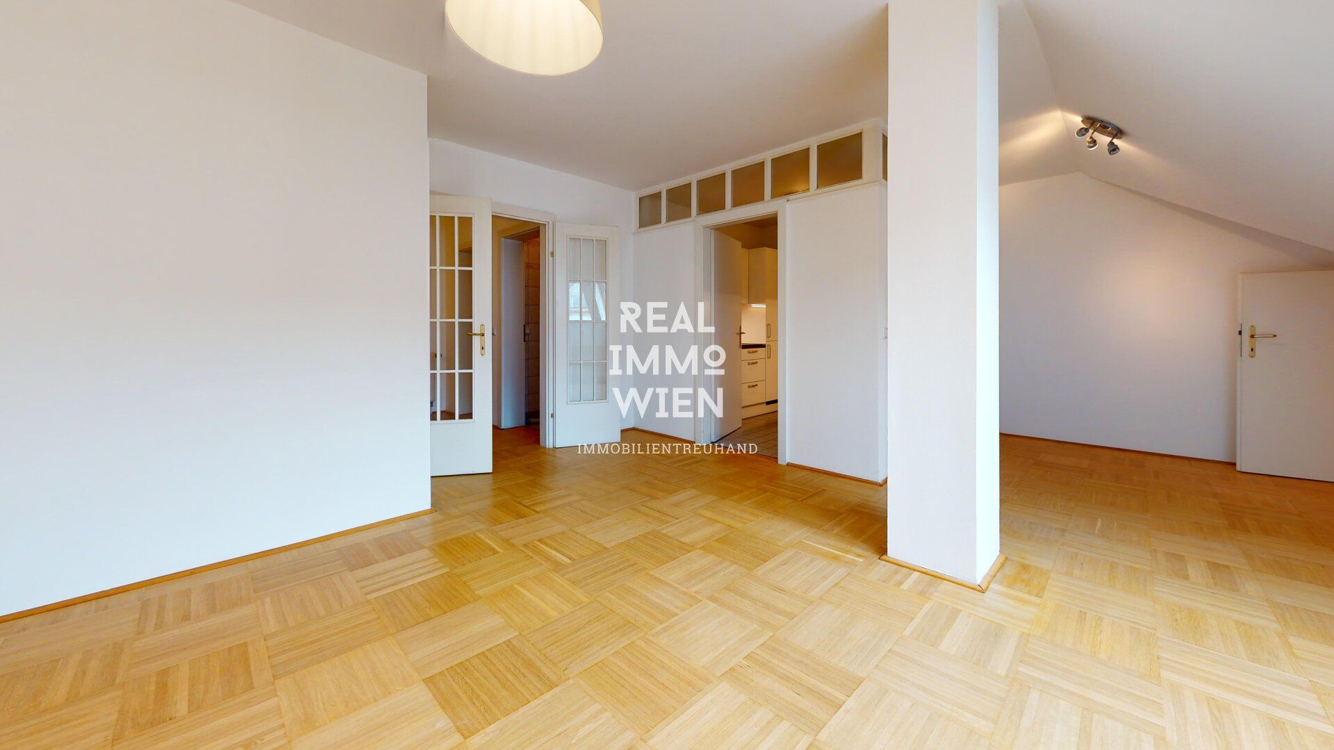 Renovierte und helle 2 Zimmer Dachgeschosswohnung zu vermieten!