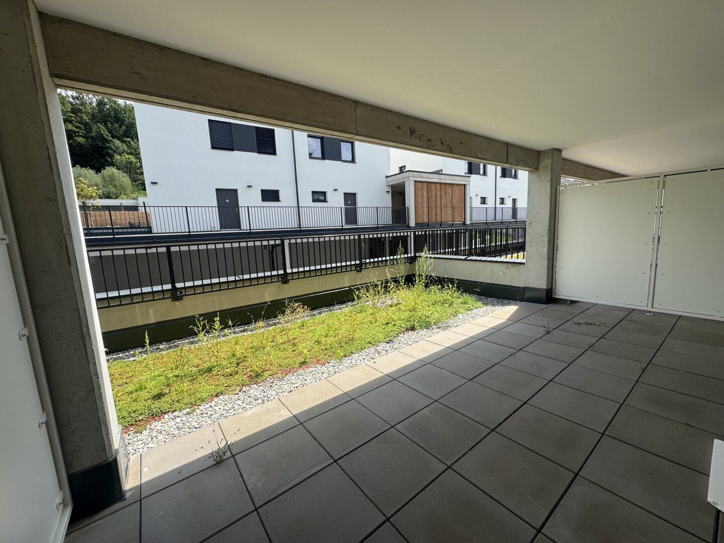 Helle 2-Zimmer-Wohnung mit großem Terrasse und Dachgarten!