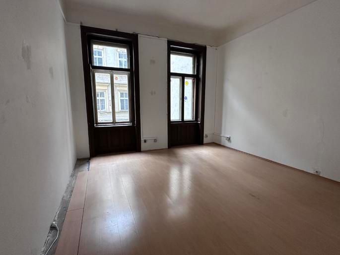 Sanierungsbedürftiger Altbau-Eigentum im 15., Bezirk