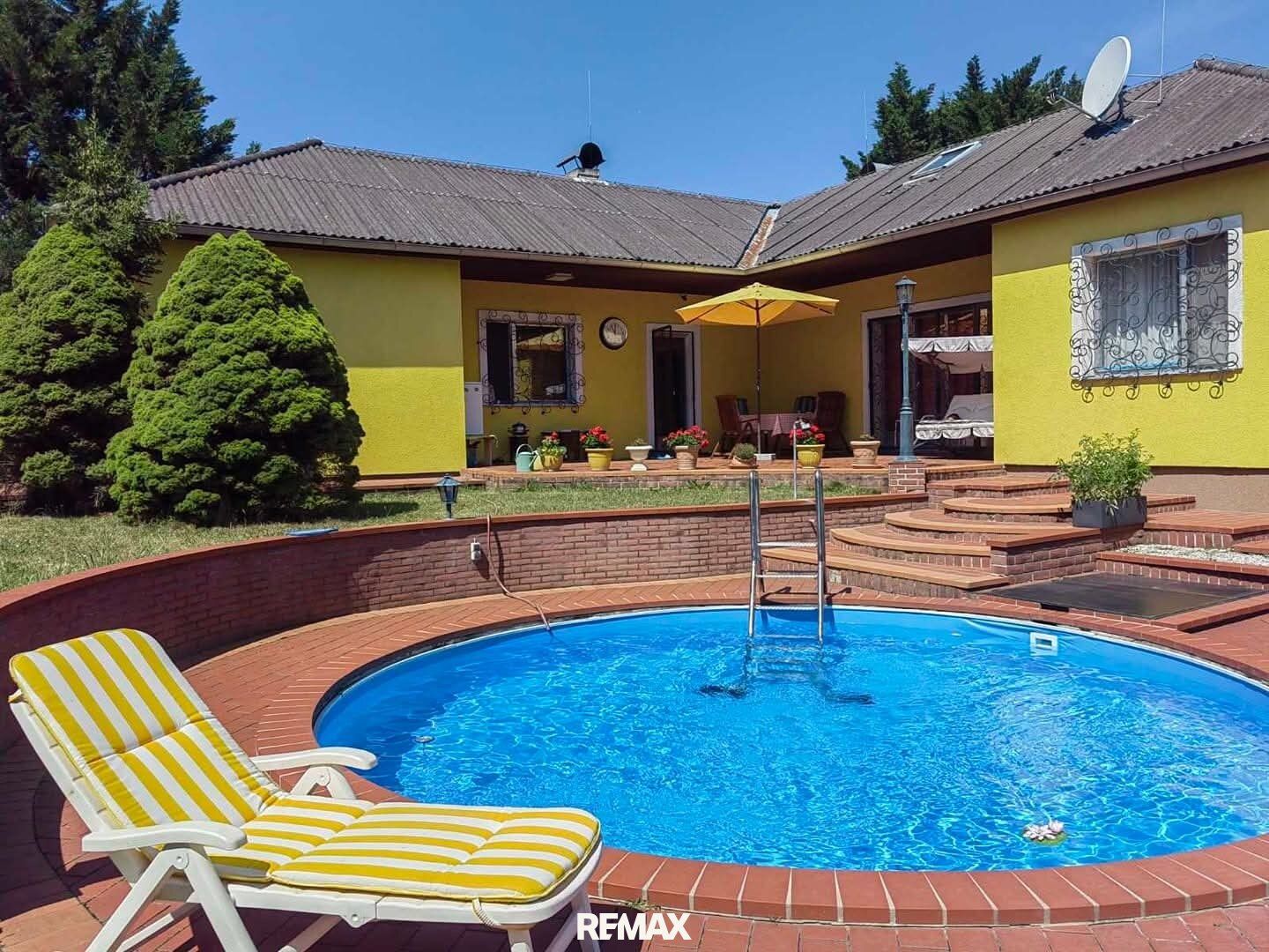 Licht, Luft und Freiheit: Bungalow mit großem 1.622 m² Garten und Pool - Ansicht 2