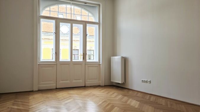 Schlafzimmer mit charmantem Balkon