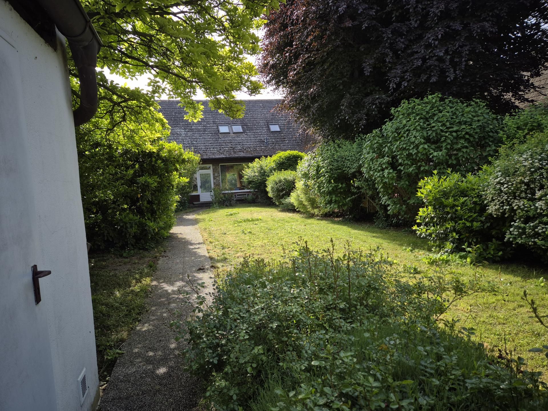 TOWNHOUSE MIT GARTEN UND GARAGE
