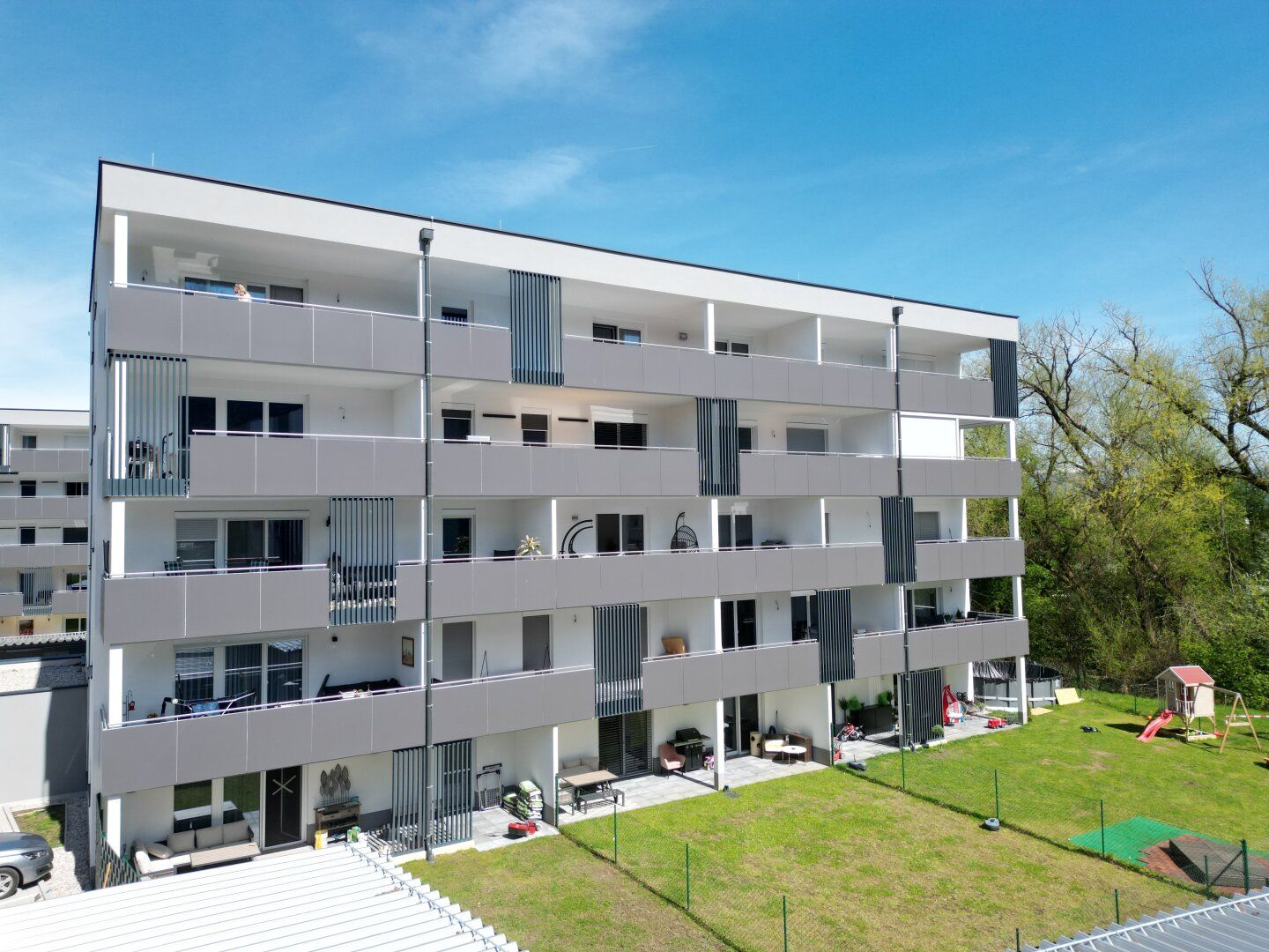Begehrte & elegante Neubauwohnung in Grünlage mit riesigem 18,5qm Balkon, Fußbodenheizung & Badewanne und sonniger Südostlage in Ebenthal bei Klagenfurt