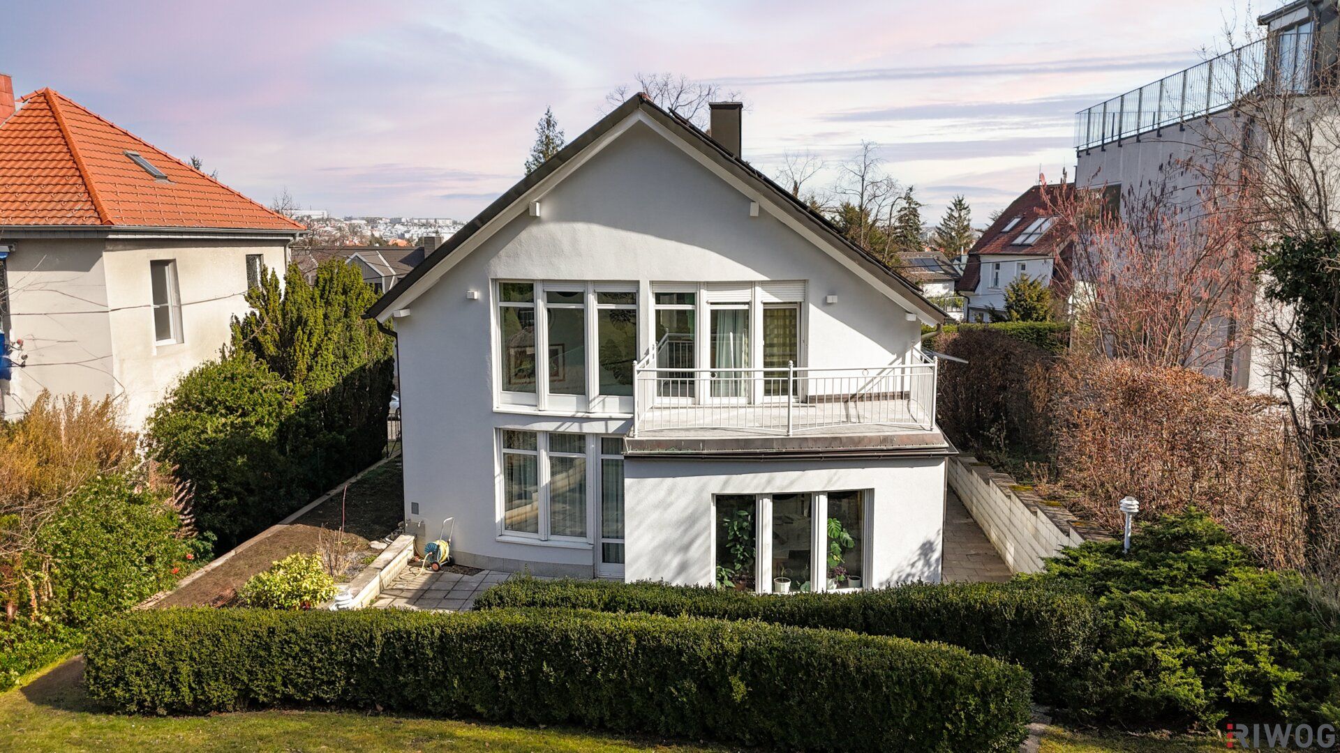 RESIDIEREN BEIM ROTEN BERG II GARAGE II SAUNA II NEUE PV-ANLAGE II 6 ZIMMER II 4 BÄDER II 54m² WOHNZIMMER MIT KAMIN II 2 TERRASSEN II BALKON II GARTEN II GROSSER KELLER - Vista 2