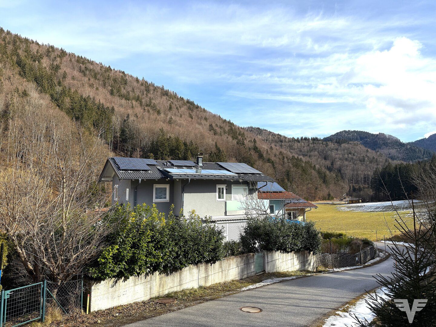 Eckreihenhaus mit Wellnessbereich und Pool in Hof/Hinterschroffenau