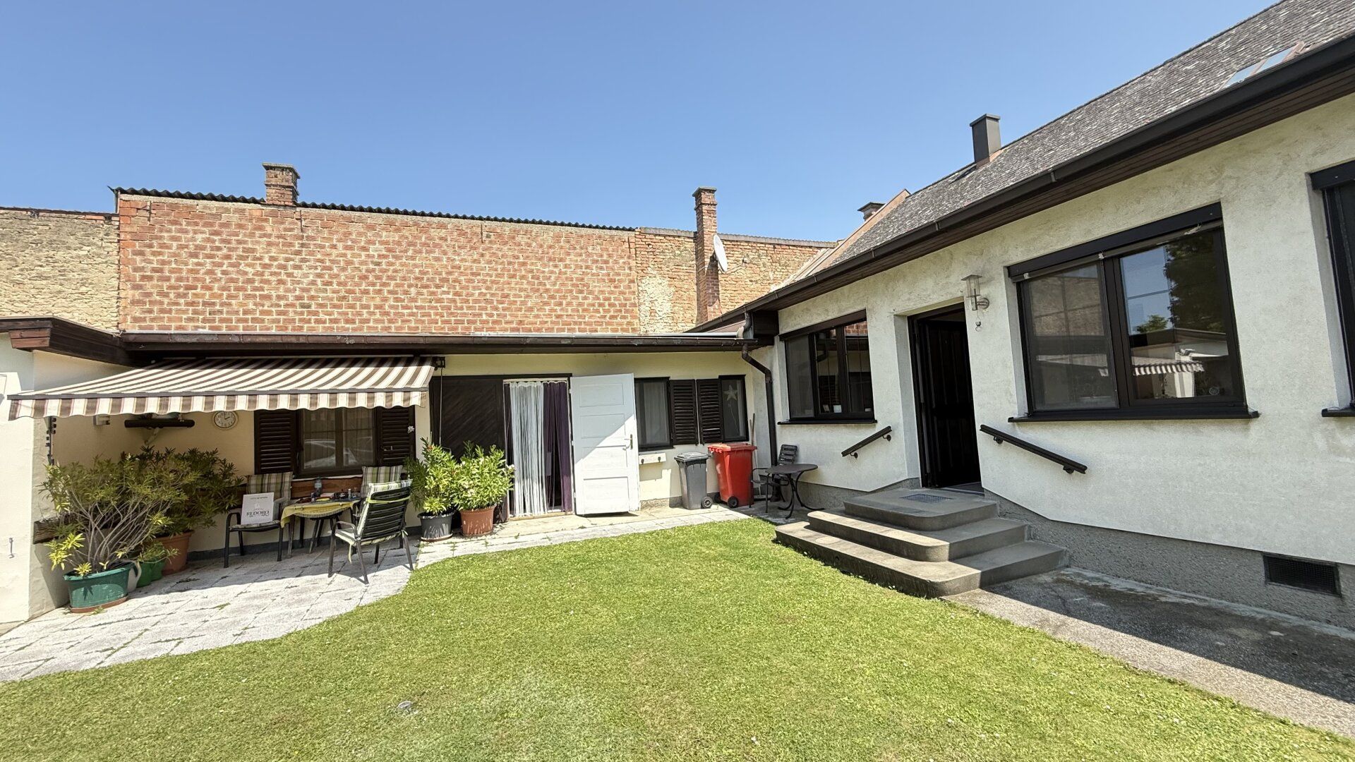 Famillienidylle: großes Einfamilienhaus mit Veranda und Wirtschaftsanbau mit wunderschönem uneinsichtigen Garten + DG-Ausbaupotential!