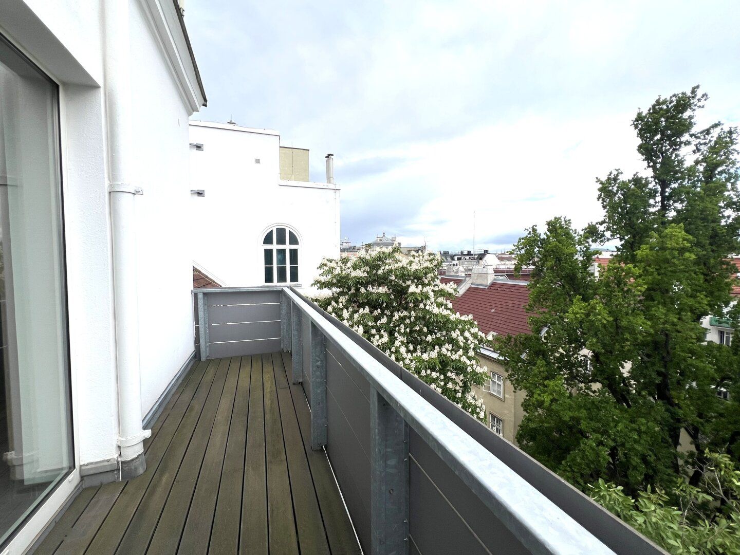 Klimatisierte Dachgeschoss-Wohnung nahe Belvedere und Modenapark