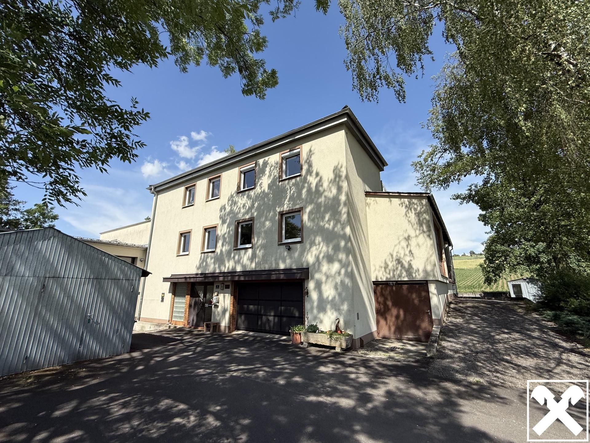 Vielseitige Betriebshalle mit Lager und Büro in Alkoven/Straßham