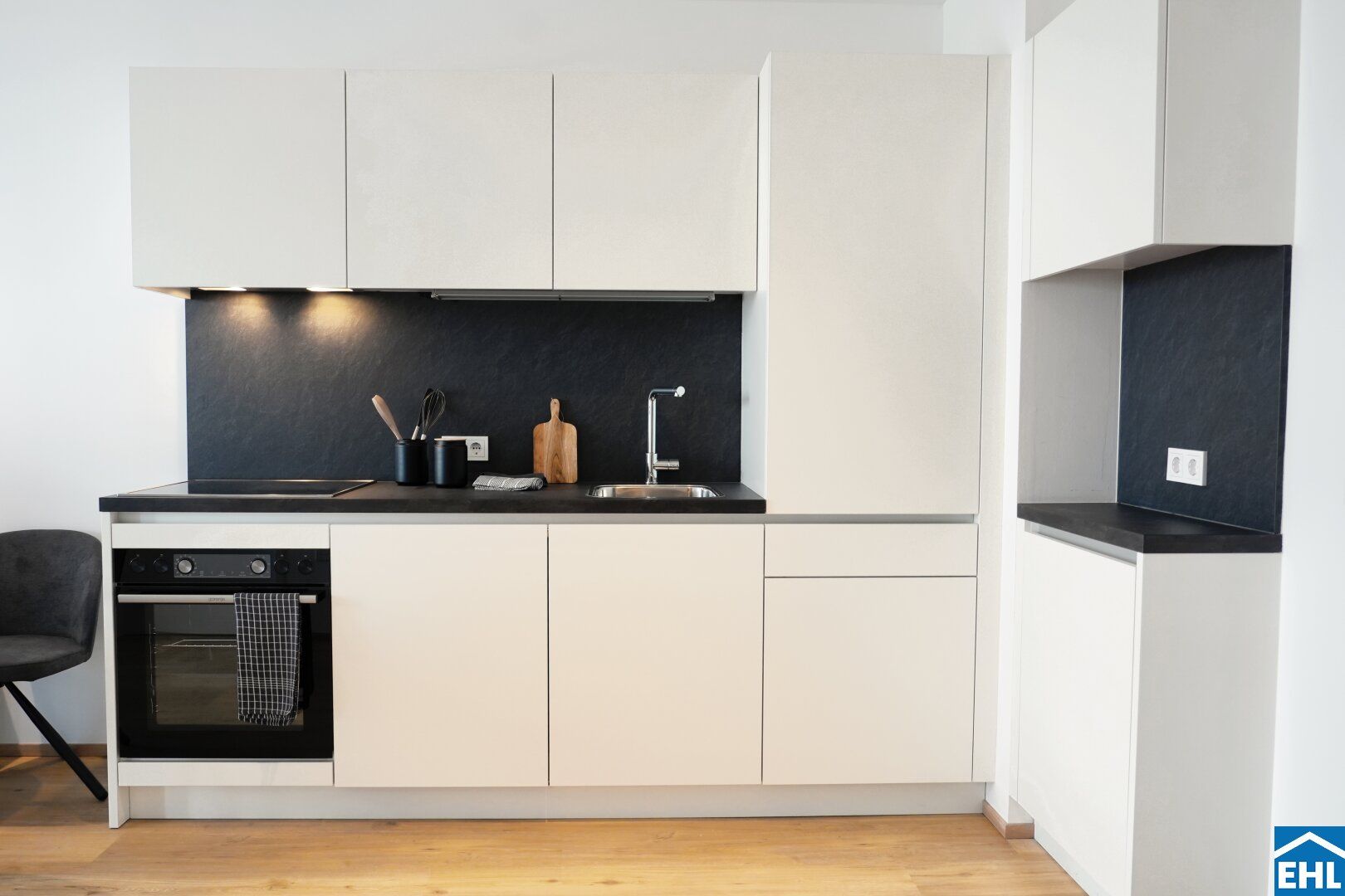 Helle 2-Zimmer-Wohnung mit Einbauküche und Fußbodenheizung im 18.OG - Urbaner Komfort im High Five!