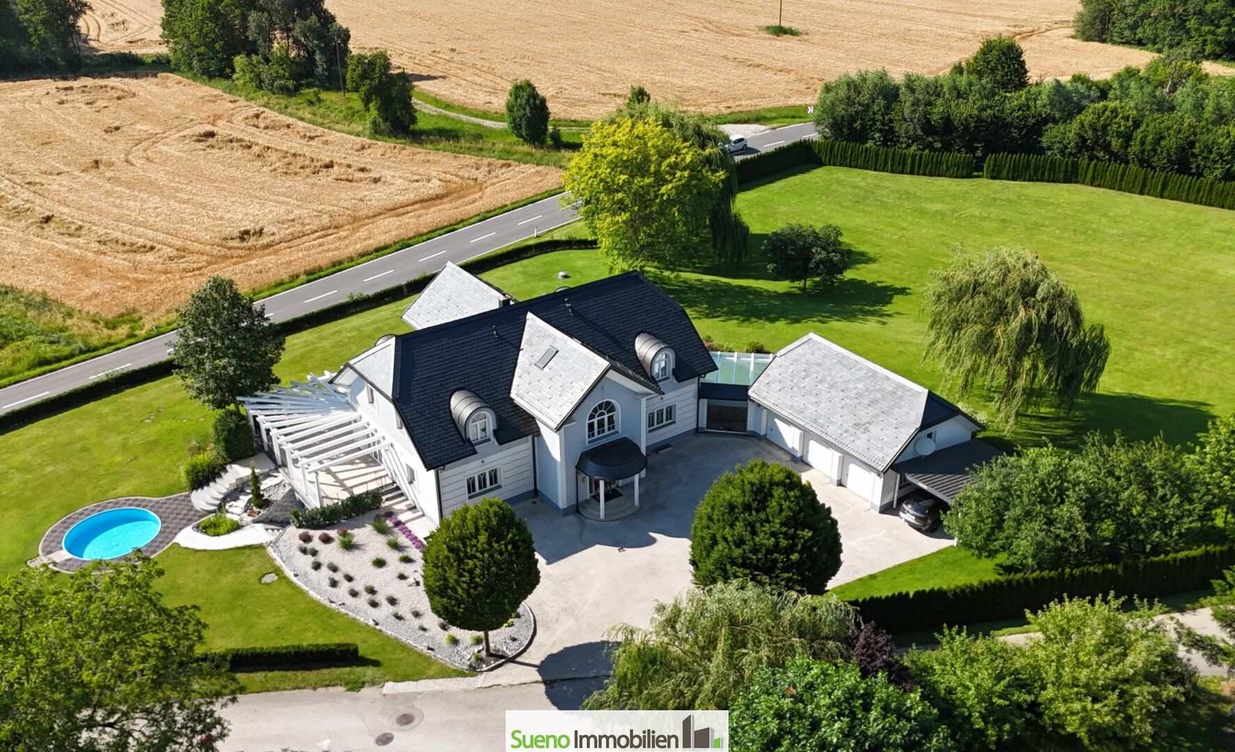 Imposante Villa auf großem Grundstück mit eigenem Fitness-Studio, 3 Garagen, etc.